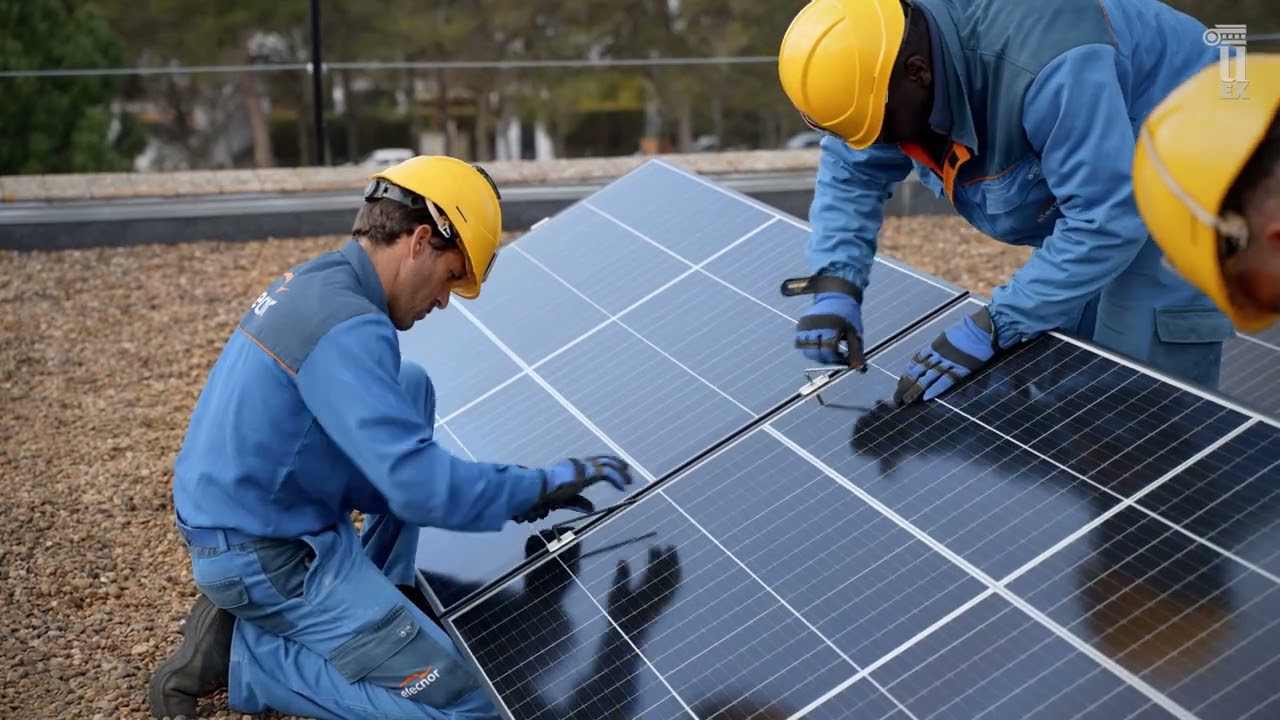La UEx instala placas solares en sus edificios universitarios